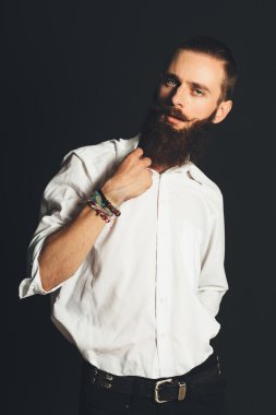 siyah zemin üzerine beyaz gömlekli yakışıklı delikanlı