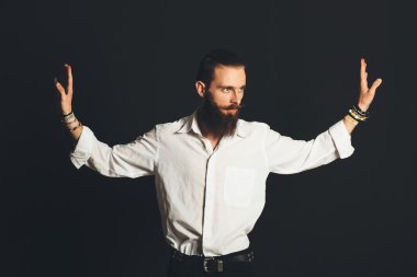 siyah zemin üzerine beyaz gömlekli yakışıklı delikanlı