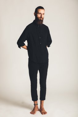 Beyaz arka planda siyah gömlekli yakışıklı delikanlı