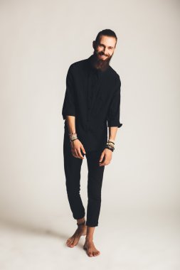 Beyaz arka planda siyah gömlekli yakışıklı delikanlı