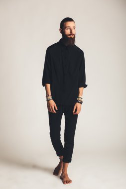 Beyaz arka planda siyah gömlekli yakışıklı delikanlı