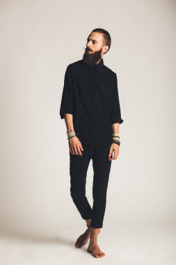 Beyaz arka planda siyah gömlekli yakışıklı delikanlı