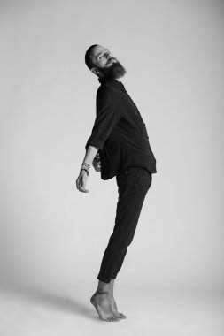 yakışıklı delikanlı beyaz zemin üzerine siyah gömlekli. siyah ve