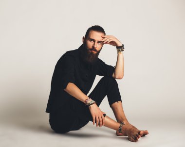 Beyaz arka planda siyah gömlekli yakışıklı delikanlı