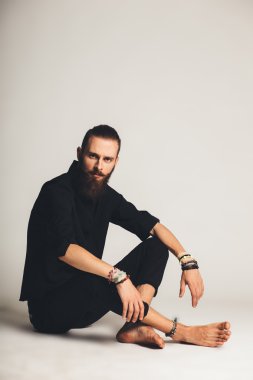 Beyaz arka planda siyah gömlekli yakışıklı delikanlı