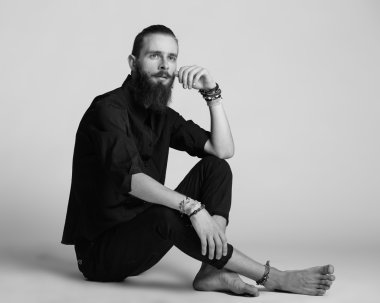 yakışıklı delikanlı beyaz zemin üzerine siyah gömlekli. siyah ve