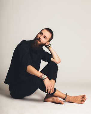 Beyaz arka planda siyah gömlekli yakışıklı delikanlı