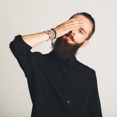 Beyaz arka planda siyah gömlekli yakışıklı delikanlı