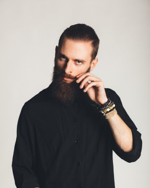 Beyaz arka planda siyah gömlekli yakışıklı delikanlı