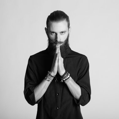 yakışıklı delikanlı beyaz zemin üzerine siyah gömlekli. siyah ve