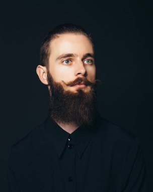 Beyaz arka planda siyah gömlekli yakışıklı delikanlı