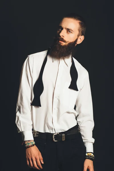 Молодий красивий чоловік у білій сорочці на чорному тлі — стокове фото