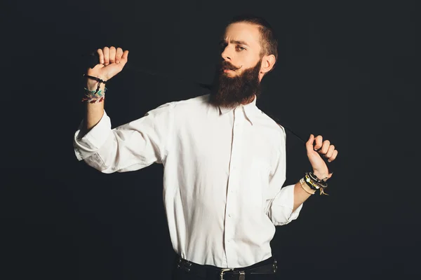 Jovem homem bonito em camisa branca no fundo preto — Fotografia de Stock