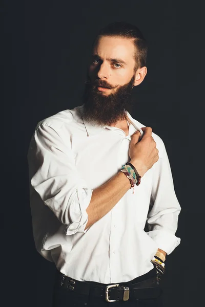 Joven hombre guapo en camisa blanca sobre fondo negro — Foto de Stock