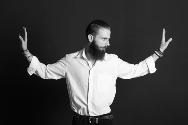 Joven hombre guapo en camisa blanca sobre fondo negro. Negro y — Foto de Stock