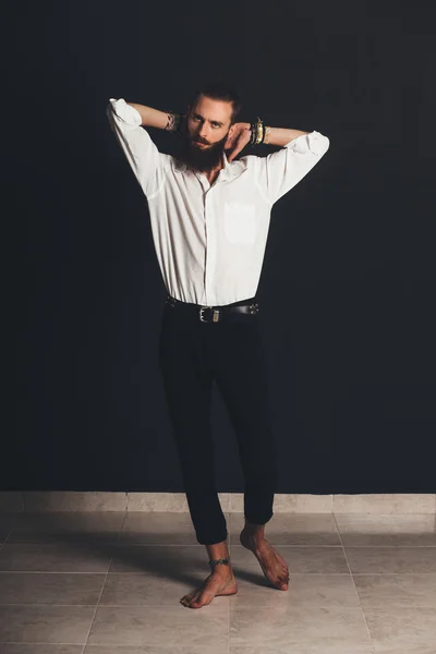 黒い背景に白いシャツで若いハンサムな男 — ストック写真