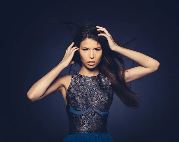 Chica atractiva con el pelo volando posando en el estudio — Foto de Stock