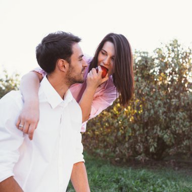 hamile çift üzerinde piknik