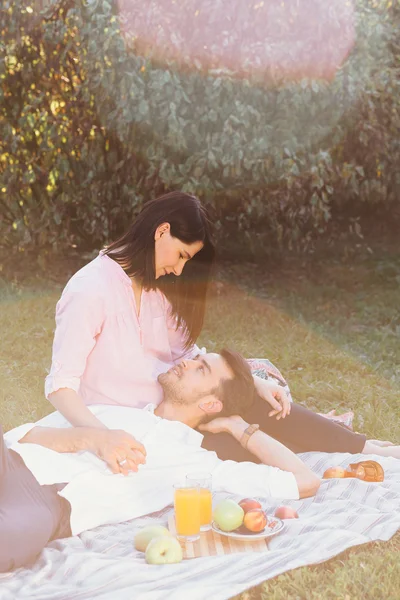 Schwangere beim Picknick — Stockfoto