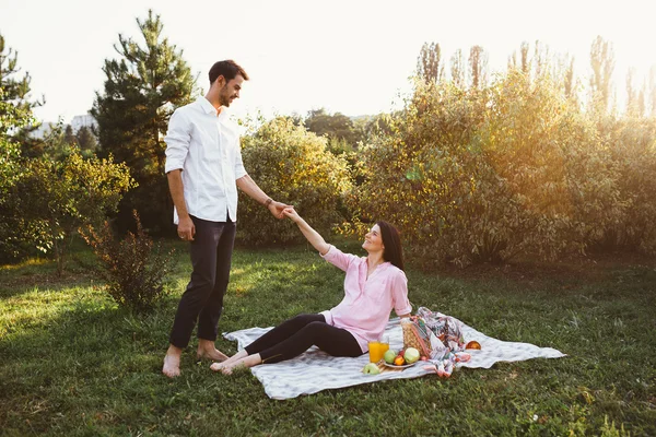 Casal grávida em piquenique — Fotografia de Stock