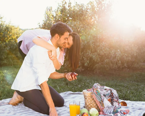 Casal grávida em piquenique — Fotografia de Stock