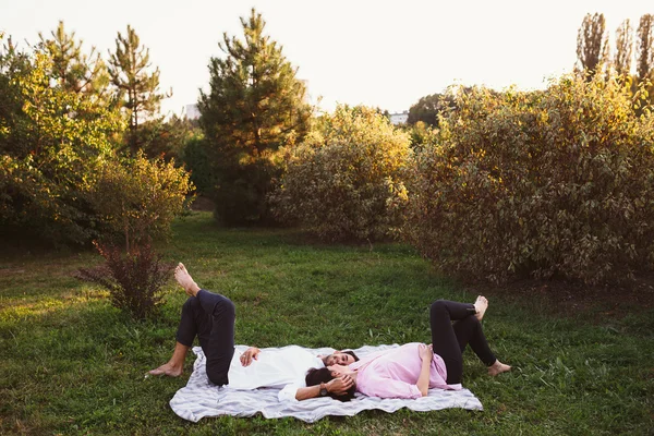 Feliz e jovem casal grávida — Fotografia de Stock