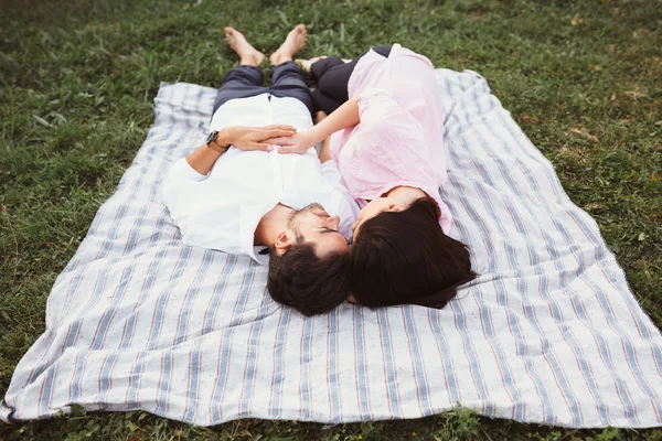 Felice e giovane coppia incinta — Foto Stock