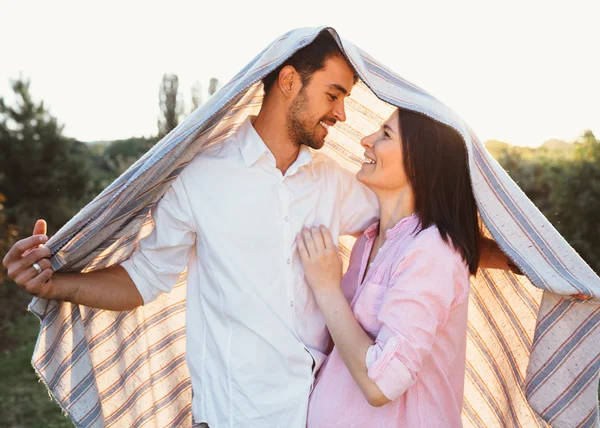 Feliz e jovem casal grávida — Fotografia de Stock