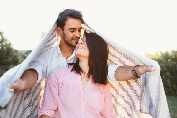 Feliz e jovem casal grávida — Fotografia de Stock