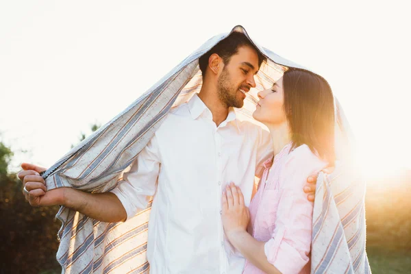 Feliz e jovem casal grávida — Fotografia de Stock