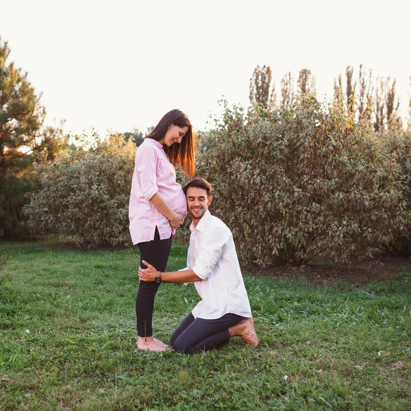 Feliz e jovem casal grávida — Fotografia de Stock