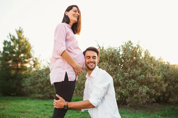 Happy and young pregnant couple — Stock Photo, Image