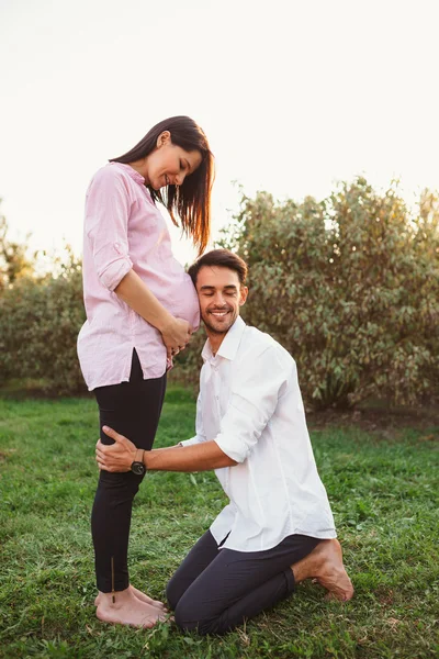 Glückliches und junges schwangeres Paar — Stockfoto