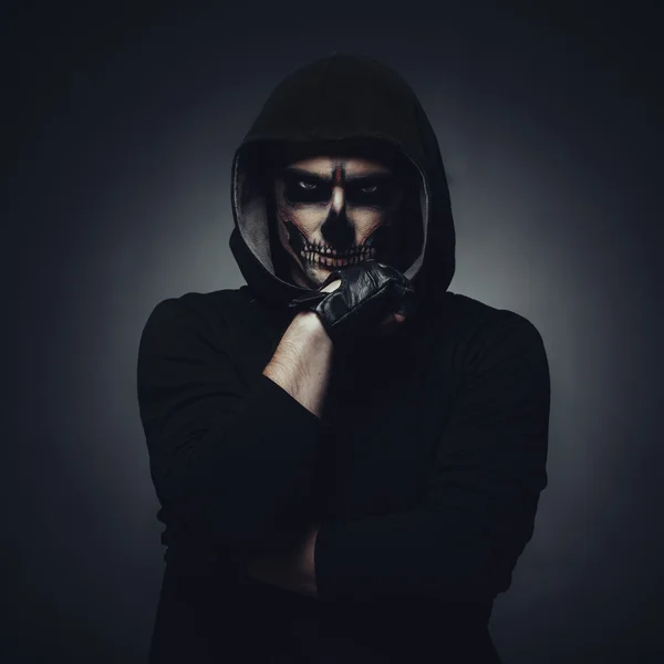 Cadılar Bayramı kafatası makyaj ile adam portresi