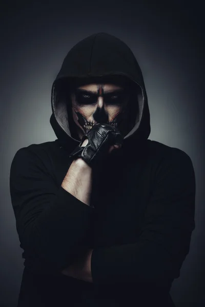 Cadılar Bayramı kafatası makyaj ile adam portresi