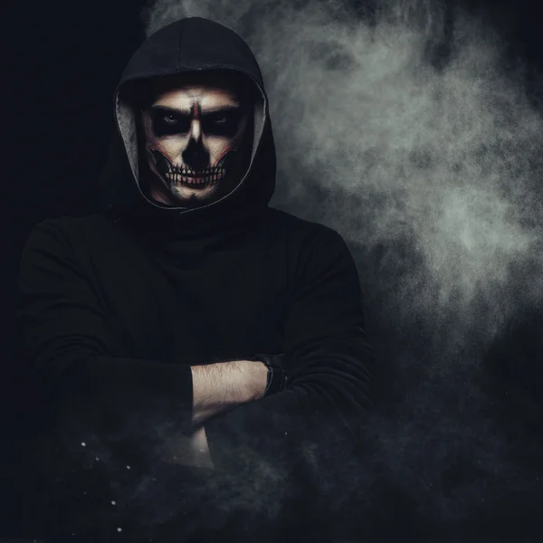 Cadılar Bayramı kafatası makyaj ile adam portresi