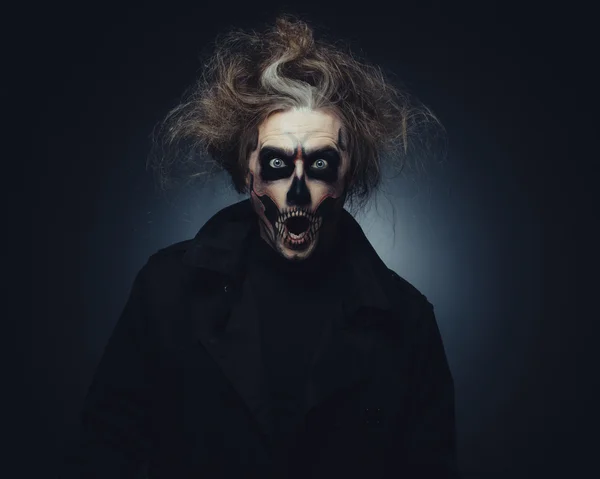 Retrato de hombre con maquillaje de cráneo de Halloween — Foto de Stock