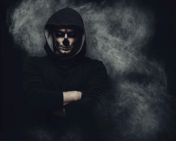 Cadılar Bayramı kafatası makyaj ile adam portresi