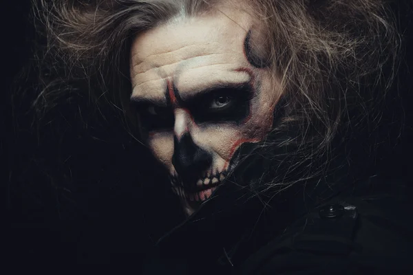 Retrato de homem com maquiagem de caveira de Halloween — Fotografia de Stock