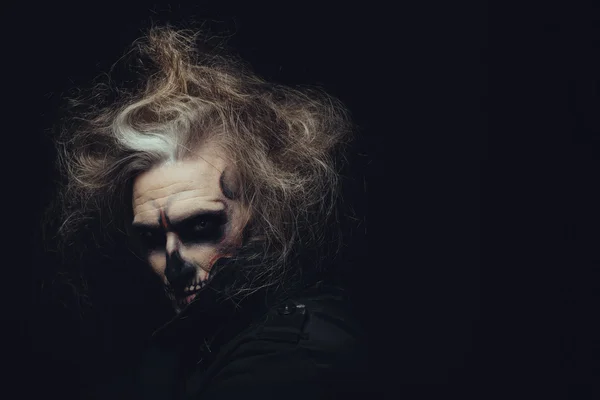 Portrait d'homme avec maquillage du crâne d'Halloween — Photo