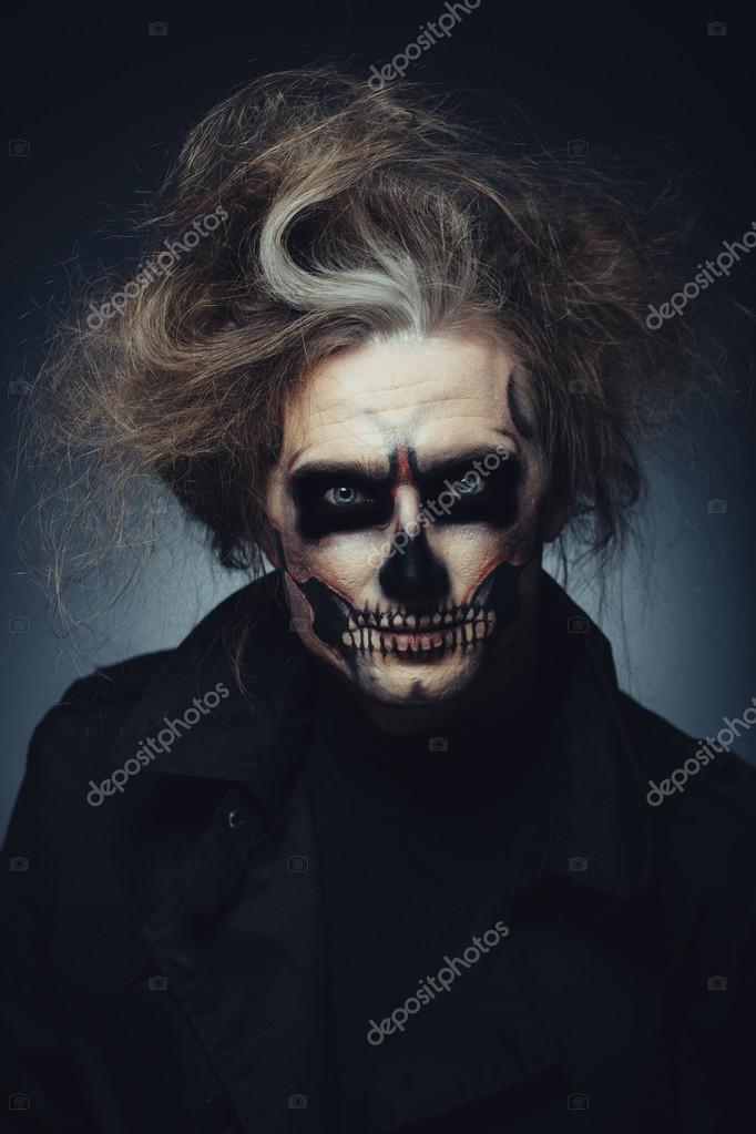 Retrato de maquiagem de caveira de jovem para o halloween