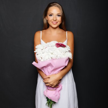 Buket çiçek siyah arka plan üzerinde olan kadın