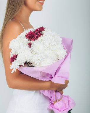 Buket çiçek beyaz arka plan üzerinde olan kadın. Kapat