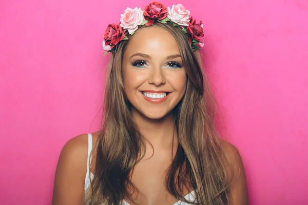 Jeune femme avec des fleurs dans les cheveux — Photo