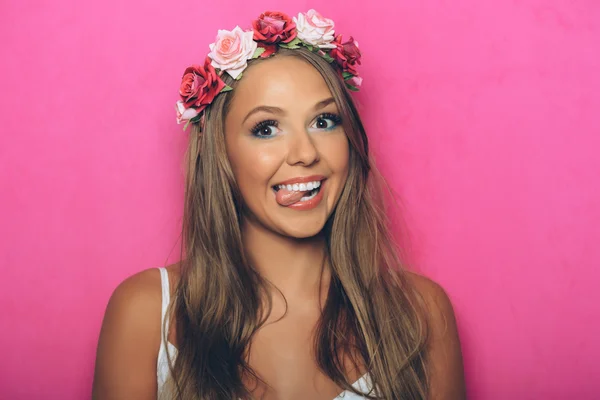 Jovem com flores no cabelo — Fotografia de Stock