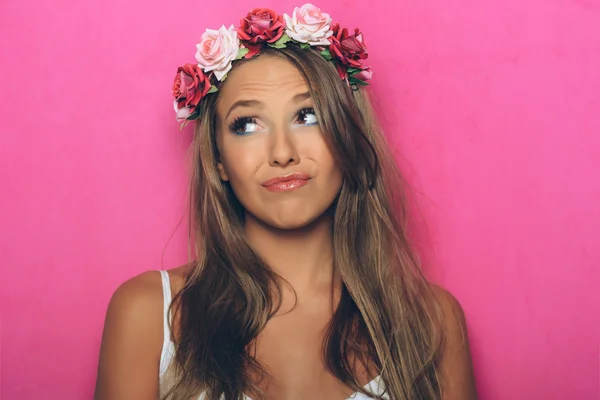 Jovem com flores no cabelo — Fotografia de Stock