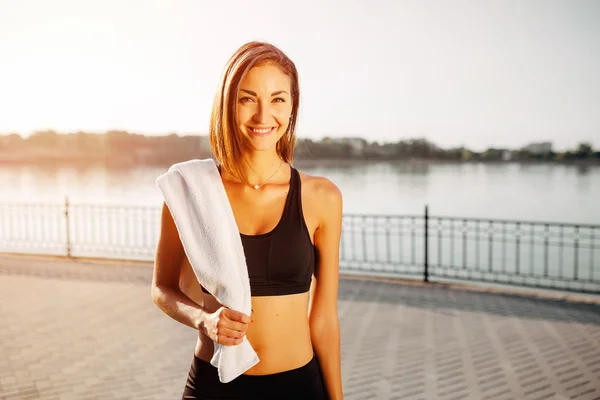 Portret van een atletische meisje. Mooie jonge sport fitness-modus — Stockfoto