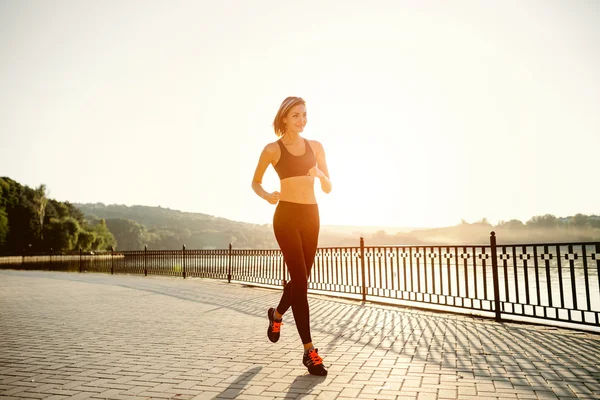 Laufende Frau. Läufer joggen bei sonnigem, hellem Licht. weiblich fitn — Stockfoto