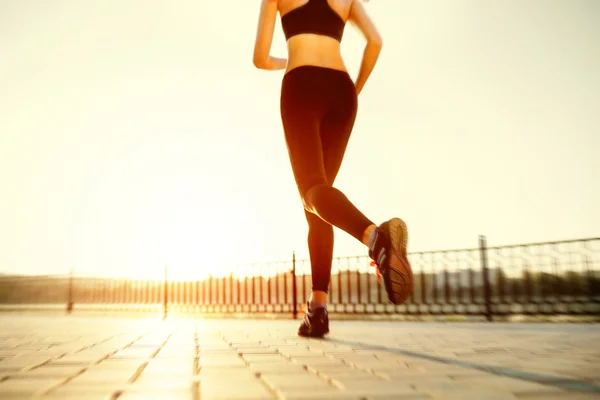 Pés de corredor correndo na estrada perto do sapato. mulher fitness sunri — Fotografia de Stock