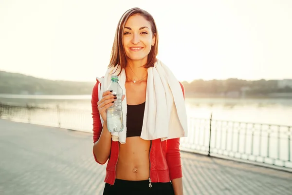 Portret van een atletische meisje. Mooie jonge sport fitness-modus — Stockfoto